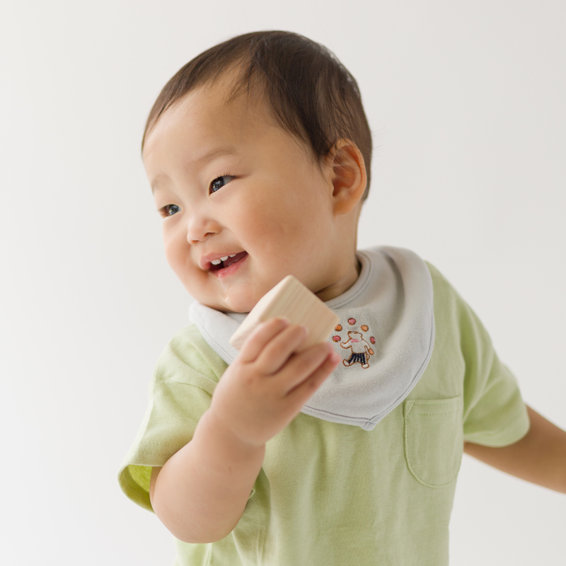 きほんのつみきを手に持って遊ぶ赤ちゃん