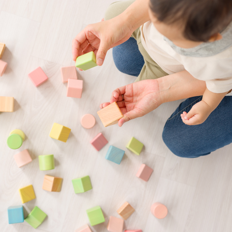 きほんのつみきで親子一緒に遊ぶ様子