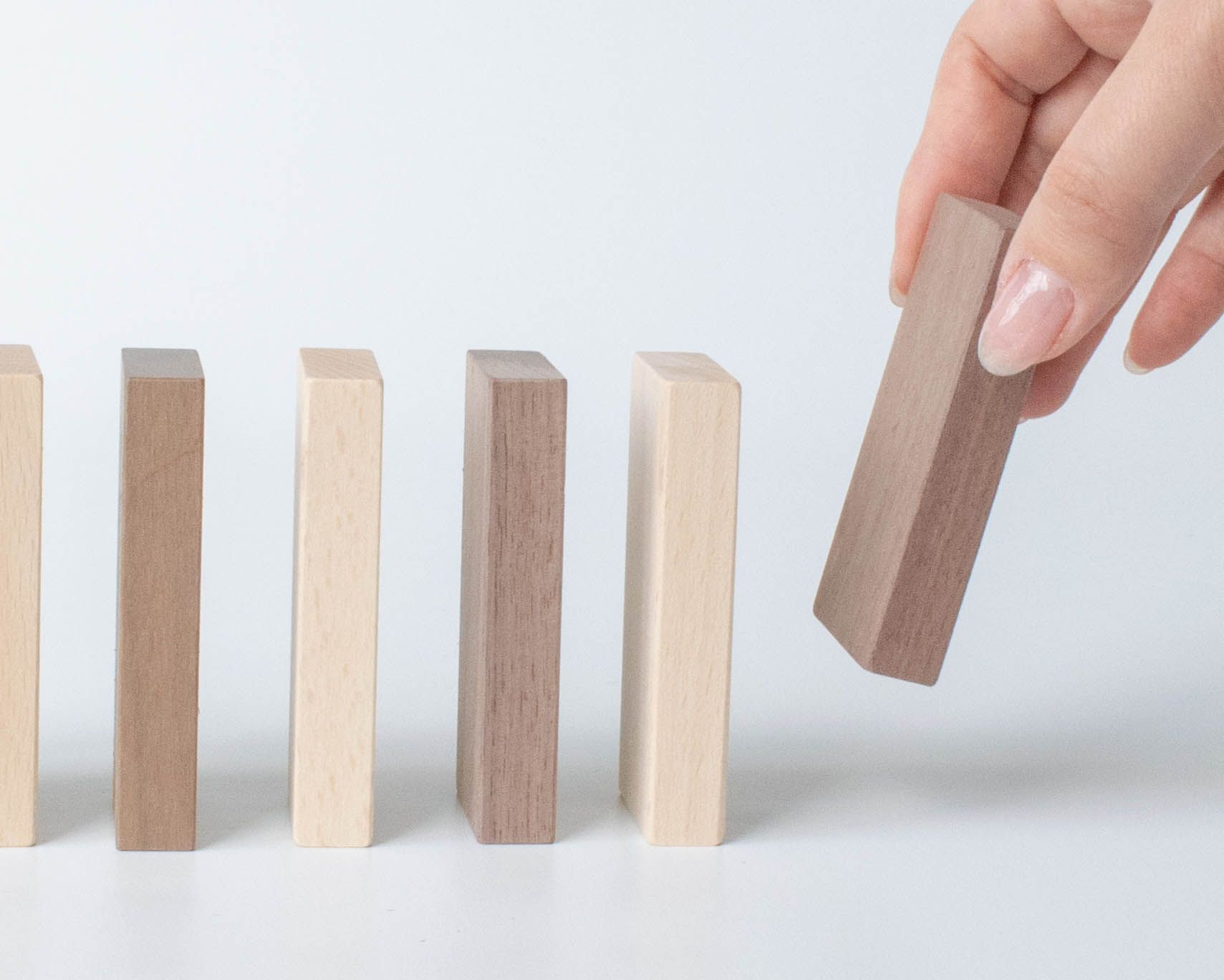 角をなめらかに整えた3歳以上向けの無垢の木製積み木
